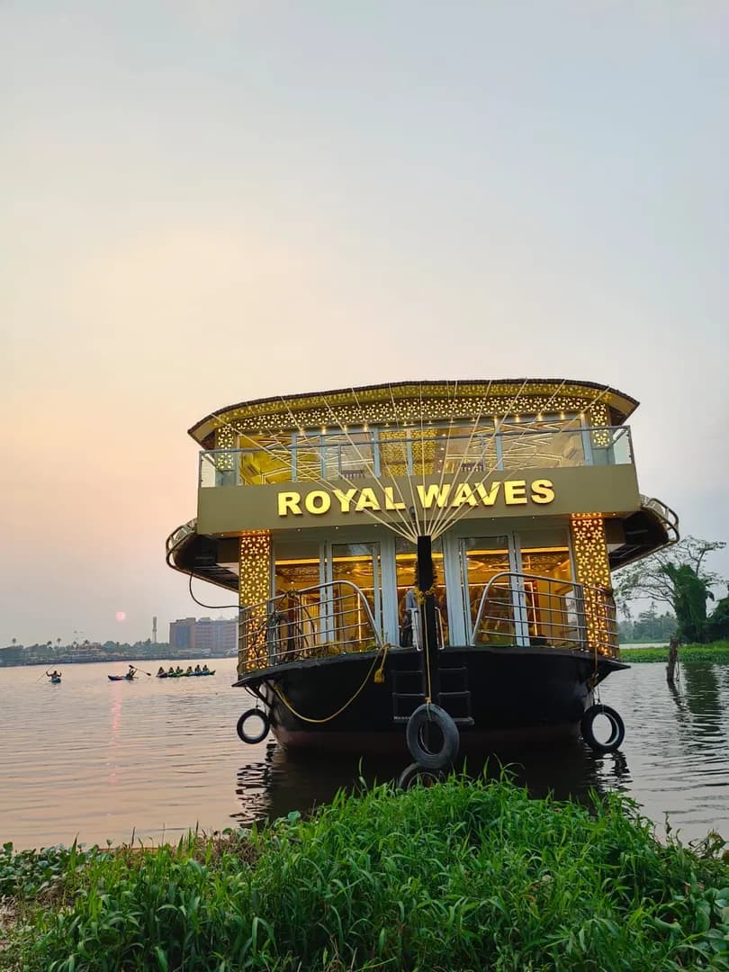 Royal Waves - premium Alleppey houseboat from the AGT fleet